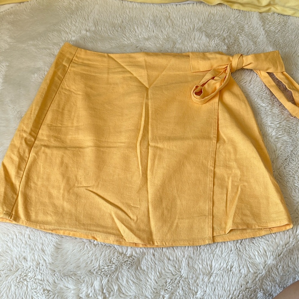 Yellow mini skirt with bow